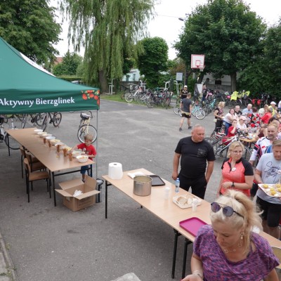 Uczestnicy Rajdu rowerowego udający się na poczęstunek