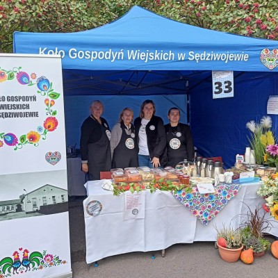Członkinie Koła Gospodyń Wiejskich z Sędziwojewa pozujące przy swoim stanowisku podczas Powiatowego Święta Smaków