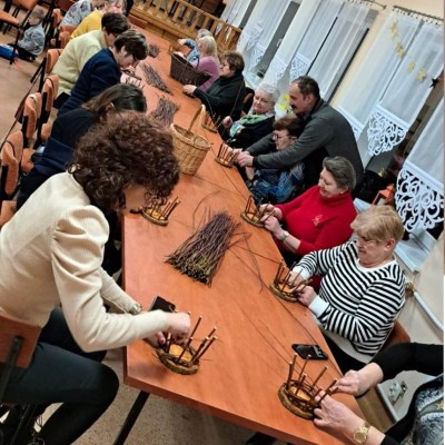 Członkinie Koła Gospodyń Wiejskich w Słomowie wyplatające koszyki.
