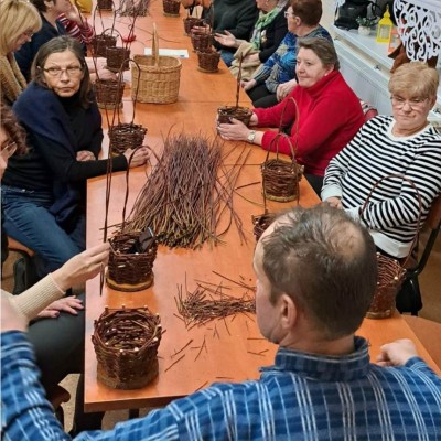 Członkinie Koła Gospodyń Wiejskich w Słomowie wyplatające koszyki.
